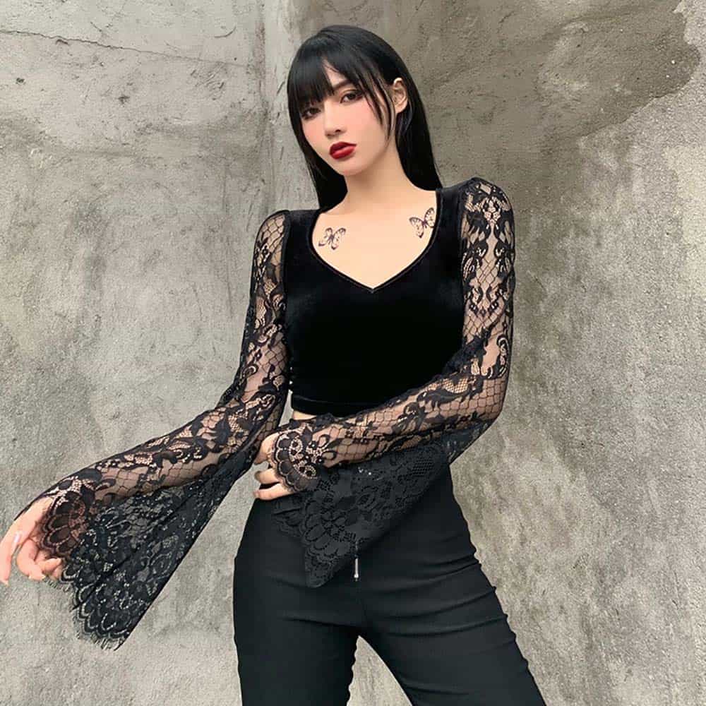 BLACK LONG FLARED SLEEVE LACE CROP TOP