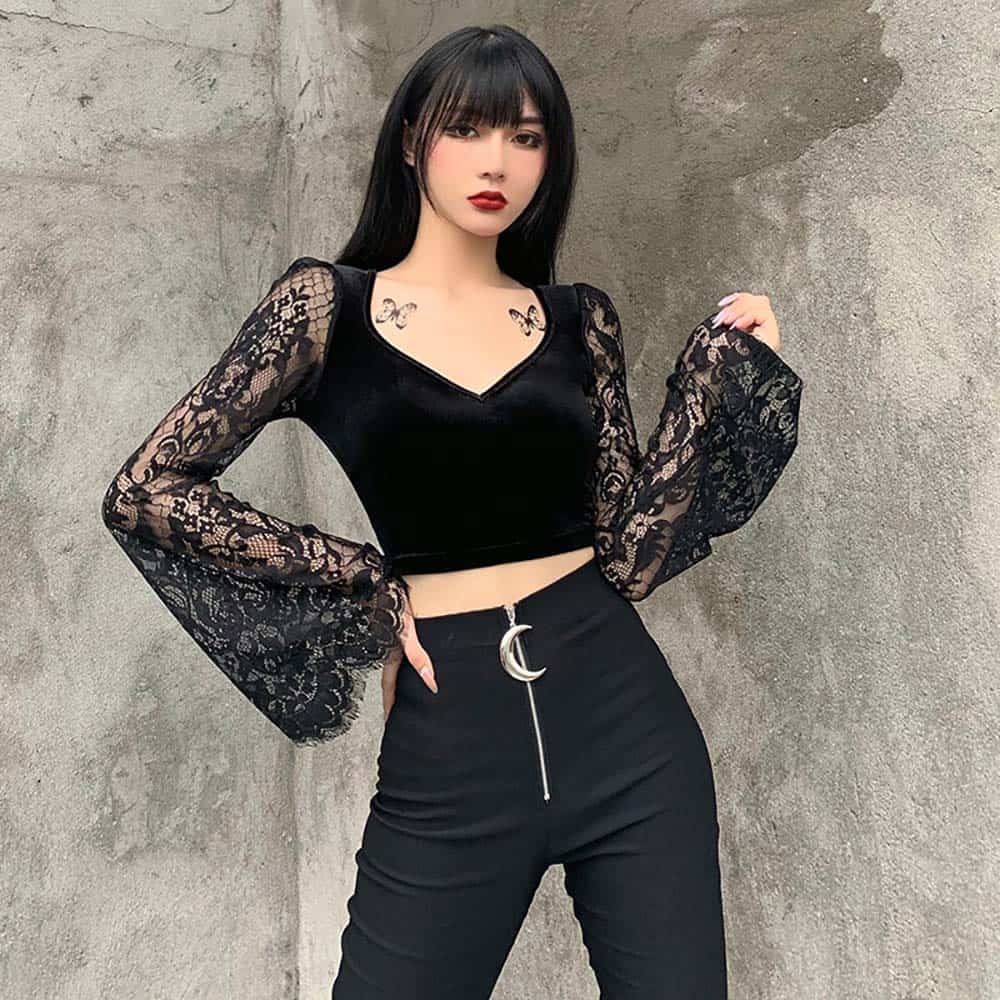BLACK LONG FLARED SLEEVE LACE CROP TOP